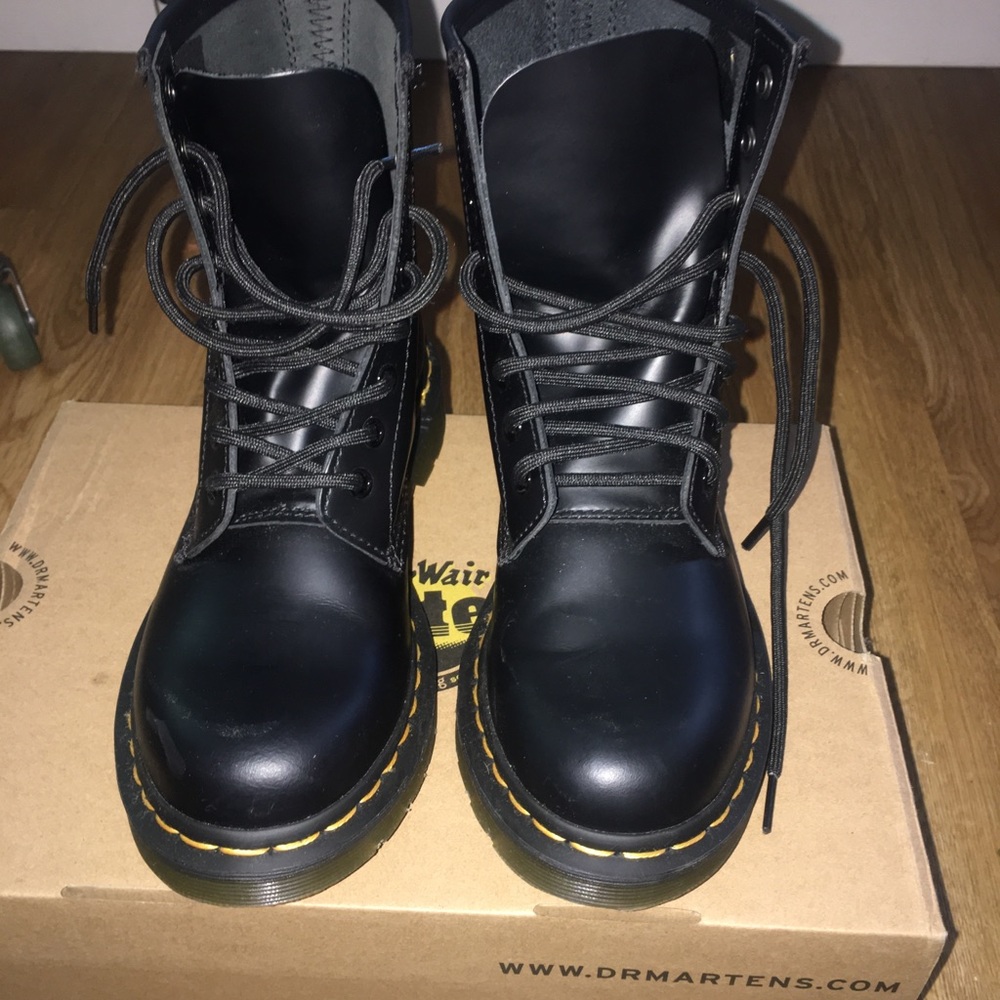 Dr Marten airwair Black smooth boots size US 7.